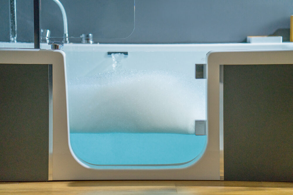 Dusch-Badewanne Duo mit eingelassenem Wasser